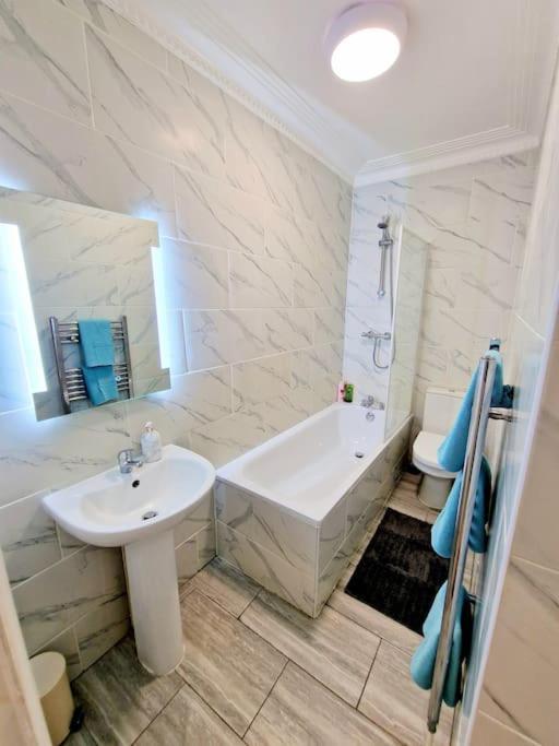 Charming Home With Private Balcony, On 1St Floor, With 2 Bathrooms, 3 Min Walk To Earl'S Court Station London Exterior photo